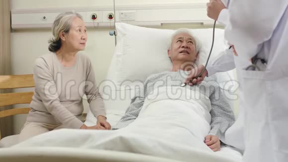 亚洲医生在医院病房检查老年病人视频的预览图