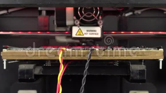 3DDIY打印机打印塑料机械零件的时间推移一台开源的diy三维打印机正在打印齿轮和视频的预览图