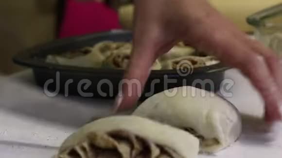 一个女人为朱砂戴上烤片面团特写镜头视频的预览图