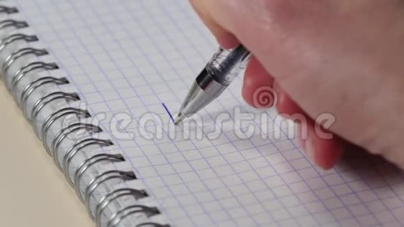 女手特写在一张纸上写字计划视频的预览图