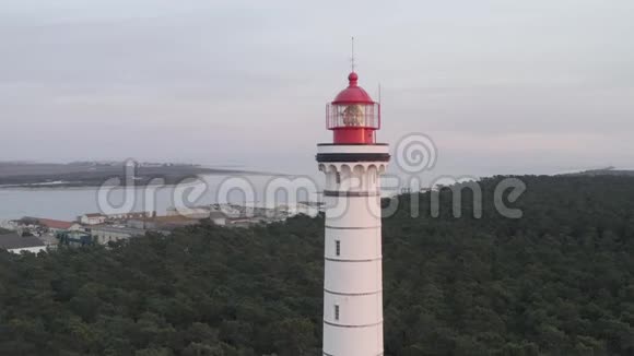 空中无人机视频维拉RealdeSantoAntAnio城市灯塔法罗尔和体育场在葡萄牙日落视频的预览图