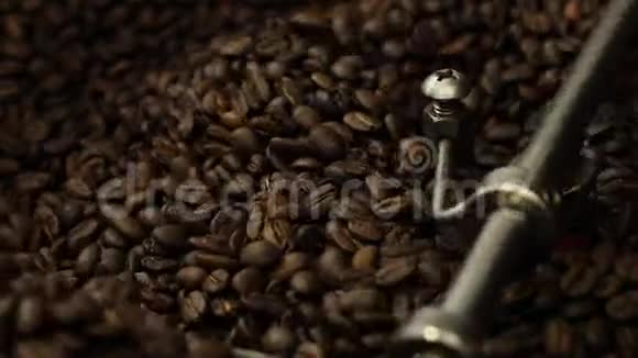 烘焙机混合搅拌优质黑咖啡豆的特写视频的预览图
