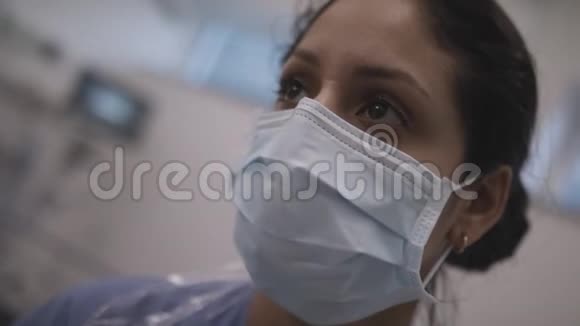 冠状病毒大流行期间感染室护士思考和环顾四周视频的预览图