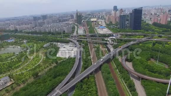 在立交桥上移动的交通镜头上海中国视频的预览图