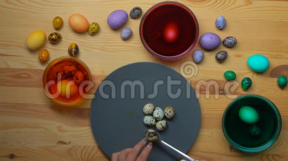 手把蛋放入碗中加入染色液染色复活节视频的预览图