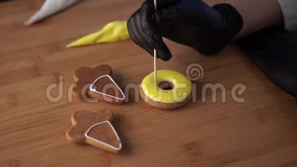 装饰圣诞面包店厨房桌子上的自制姜饼饼干侧视视频的预览图