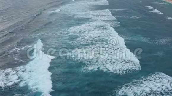 平静的波浪翻滚着覆盖着无边的蓝色海面视频的预览图