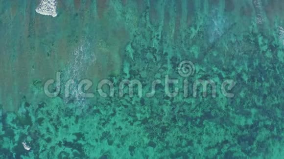 绿松石透明海水无边浅滩视频的预览图