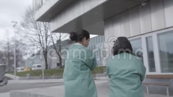 两名护士在冠状病毒大流行期间走出瑞典医院视频的预览图