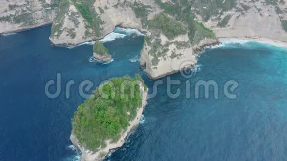 NusaPenida岛钻石海滩美丽的海洋山脉视频的预览图