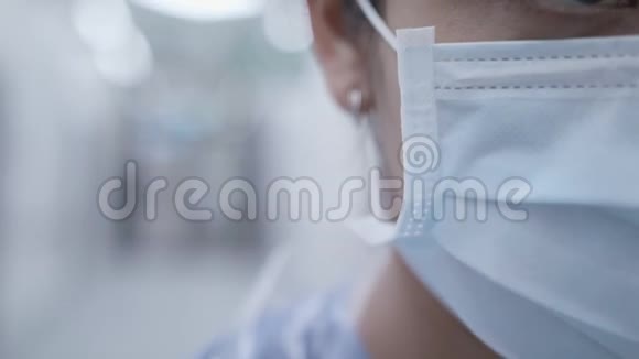 在冠状病毒大流行期间关闭戴口罩的护士视频的预览图