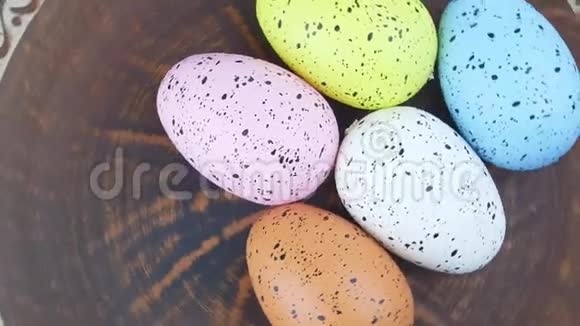 盘子上的彩色复活节彩蛋视频的预览图