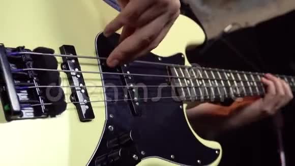 演奏低音吉他的技巧音乐家特写的右手视频的预览图