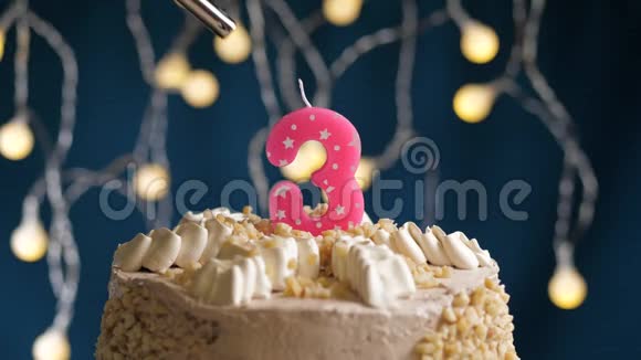 生日蛋糕上有3个数字蜡烛蓝色的背面用打火机点燃近距离观看视频的预览图