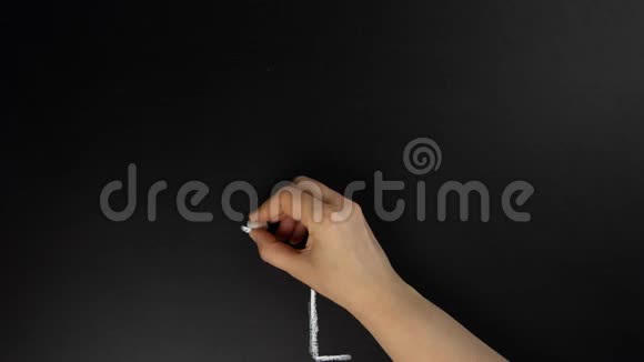 手在画板上用粉笔画一棵树画板上出现树叶花朵蝴蝶动画视频的预览图