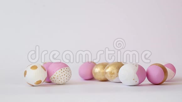 快乐复活节的概念最小的概念与金粉色图案不同大小的鸡蛋躺在灰色背景与副本视频的预览图