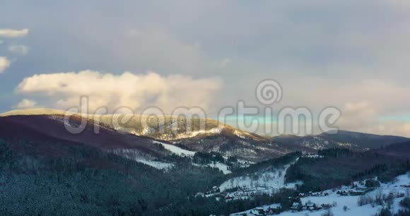 高山积雪覆盖的森林鸟瞰图视频的预览图