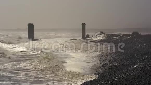 大西洋海浪在纳米比亚骨架海岸的露台湾坠毁视频的预览图