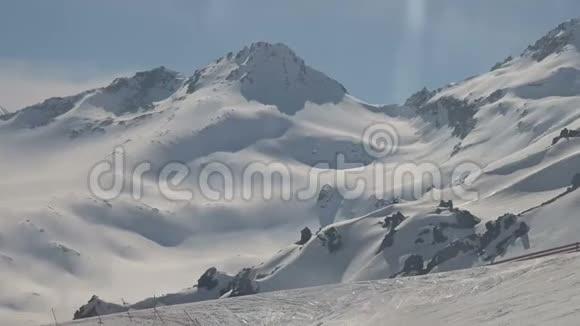 爬上缆车雪山滑雪跑晴天北高加索视频的预览图