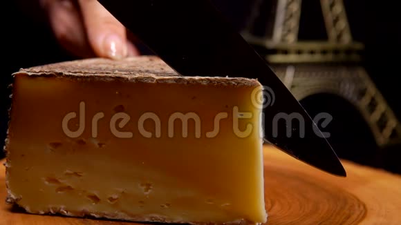 锋利的刀在木板上切法国奶酪视频的预览图