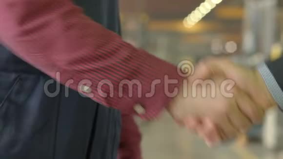 两个人在工业会议上握手视频的预览图