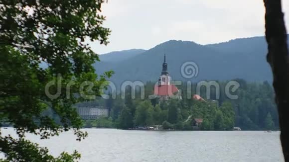 斯洛文尼亚岛上有布莱德湖和教堂的景观视频的预览图