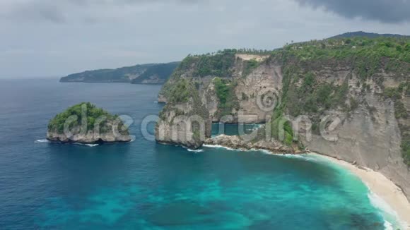 印度尼西亚NusaPenida钻石海滩的海景和山景视频的预览图