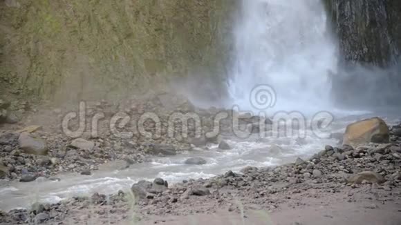 小瀑布从悬崖上跌下来流入河流慢动作视频的预览图