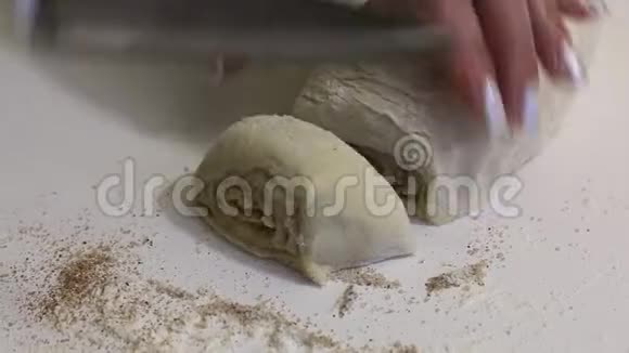 一个女人用一把刀切成一个擀面团用来做朱砂附近有烹饪工具特写镜头视频的预览图