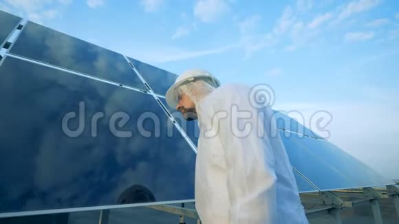 太阳能电池的表面正在由服务工程师进行检查和清洁太阳能概念视频的预览图
