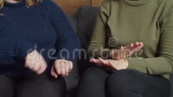 会说手语的听障女性视频的预览图