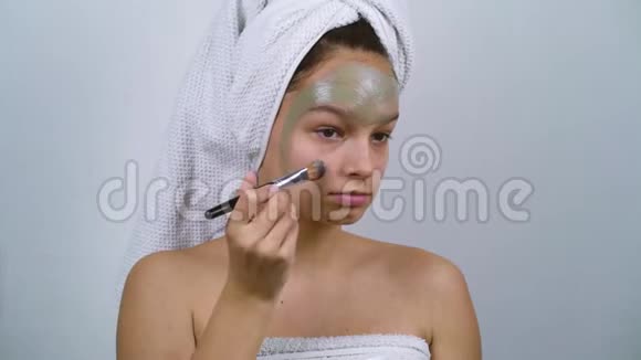 洗澡后脸上涂绿泥面具的女汉子视频的预览图