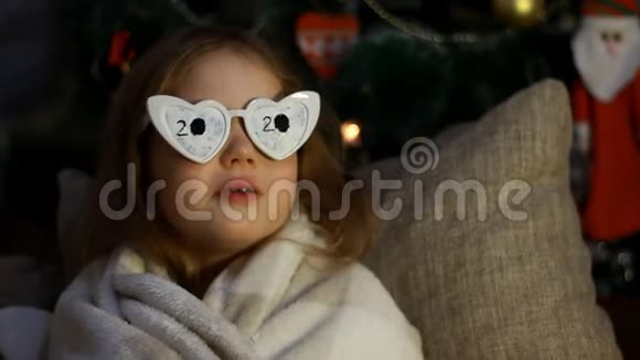 戴着2020年数字眼镜的快乐可爱的孩子许下了一个愿望圣诞节2020新年快乐圣诞快乐快乐的孩子视频的预览图
