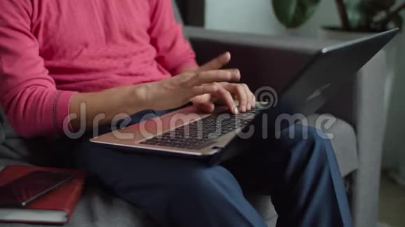 聋人男性手提手提电脑在线信息视频的预览图