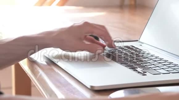 男性手在笔记本电脑上打字按空格键人在程序工作特写视频的预览图