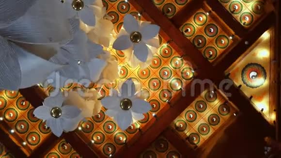 中国西安一座展示中国传统建筑的宝塔天花板视频的预览图