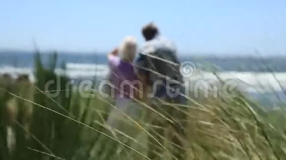 老夫妇站在海边视频的预览图