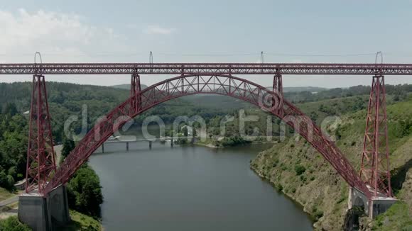 美丽的铁路桥横跨河流的两山之间视频的预览图