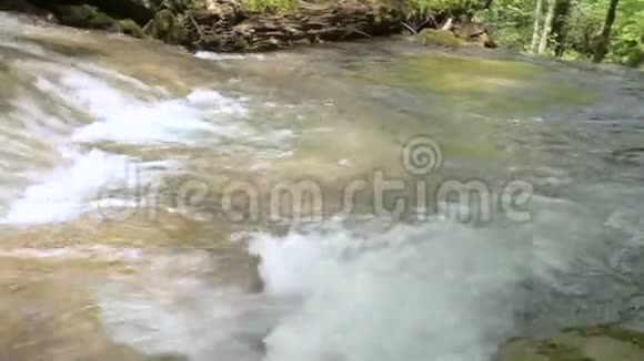 山林湍急的河水顺流而下特写镜头晴天视频的预览图