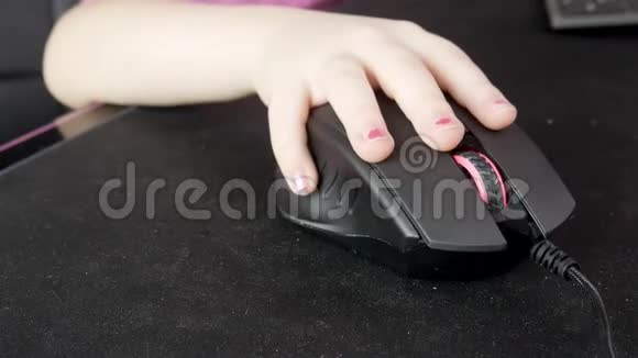 在笔记本电脑上用鼠标特写一只小女孩的手视频的预览图