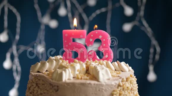 生日蛋糕蓝色背景上有53个数字的粉红色燃烧蜡烛蜡烛吹灭了慢速运动和特写镜头视频的预览图