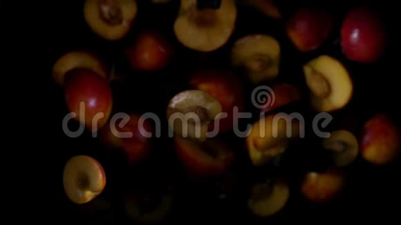 桃瓣在黑色的背景上随着汁液的飞溅而反弹视频的预览图