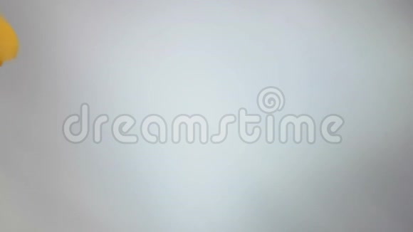 桃子片在白色的背景上对角飞行和旋转视频的预览图