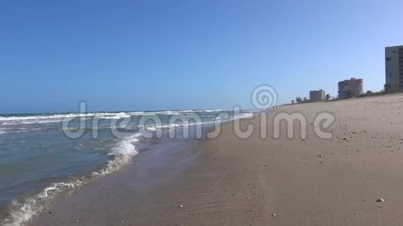 北哈钦森岛海滩海浪视频的预览图