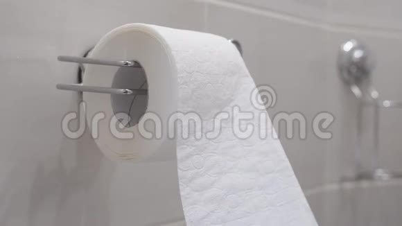 挂在浴室墙上的卫生纸卫生纸很快就会被解开视频的预览图