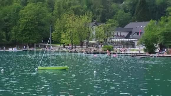 斯洛文尼亚布莱德湖岸边的旅游娱乐区视频的预览图