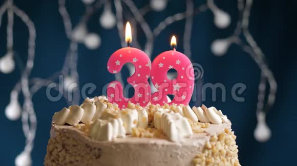 生日蛋糕蓝色背景上有39个数字的粉红色燃烧蜡烛蜡烛吹灭了慢速运动和特写镜头视频的预览图