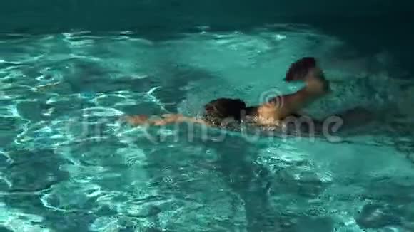 女人游泳爬行的风格视频的预览图