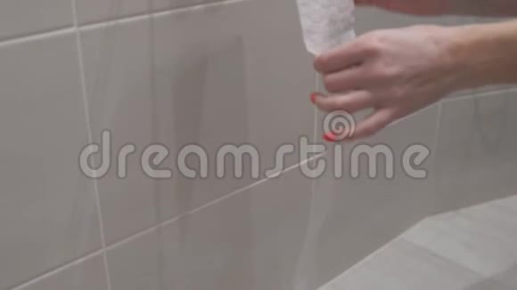 女人在厕所里解开卫生纸当场惊慌卫生纸很多冠状病毒大流行的恐慌视频的预览图
