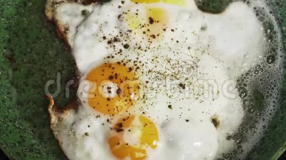 特写镜头煮鸡蛋早餐最好的菜肴适当的营养顶部视图视频的预览图